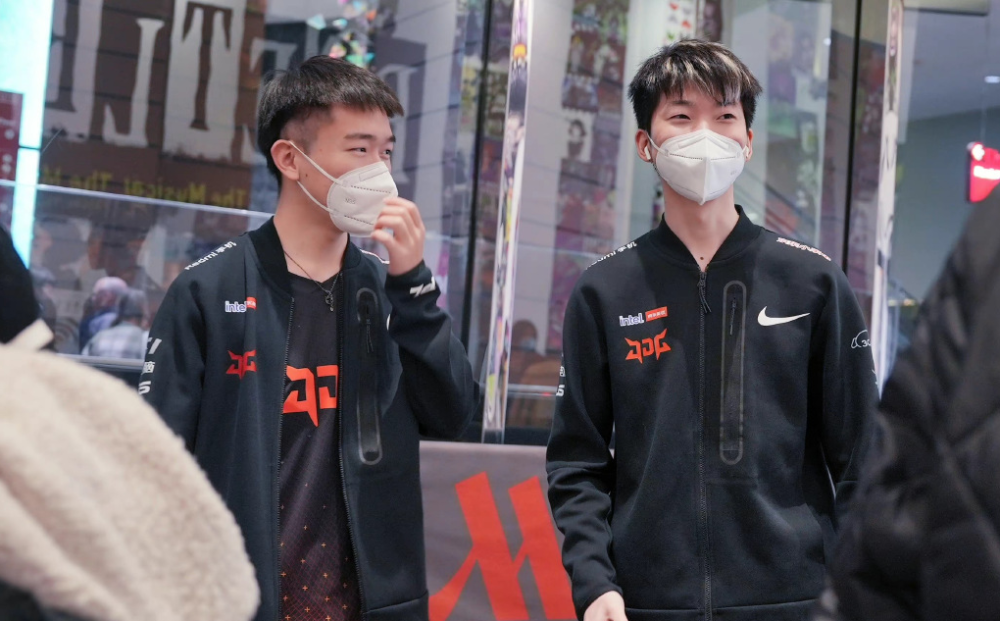 包含HLE轻取TSM，Kanavi开启传奇时刻激烈交锋八强赛，成为赛场最大亮点的词条