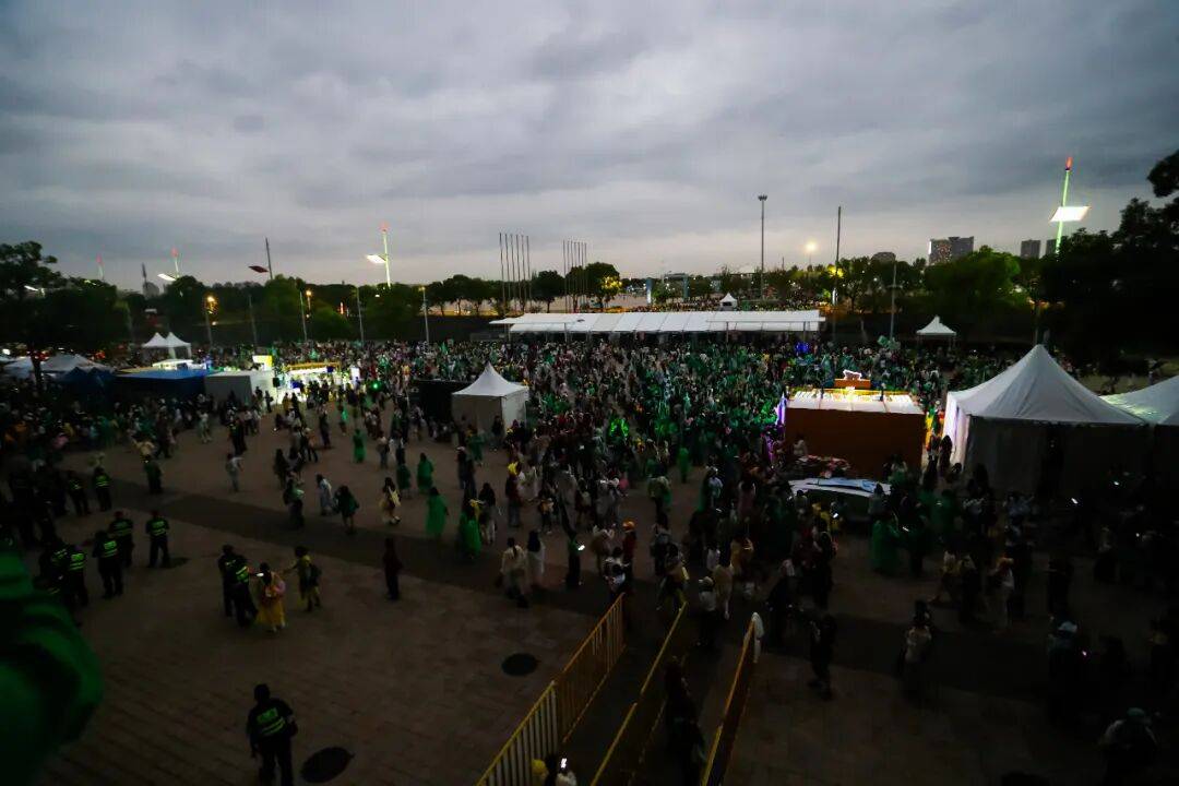 场面火爆！赛车观众席沸腾不已的简单介绍