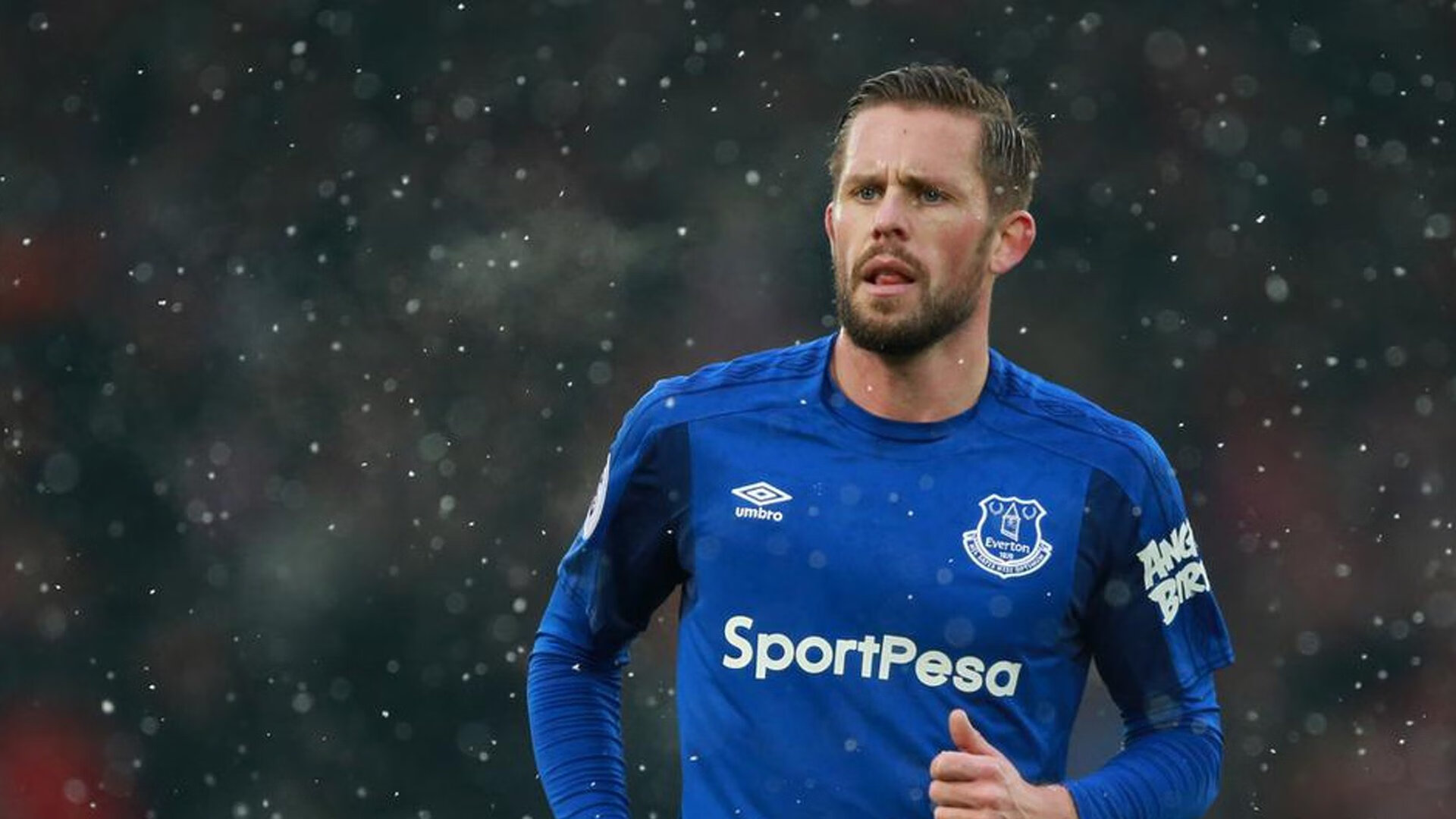 狂胜背后，詹姆斯的绝命回应，将湖人从深渊拽回