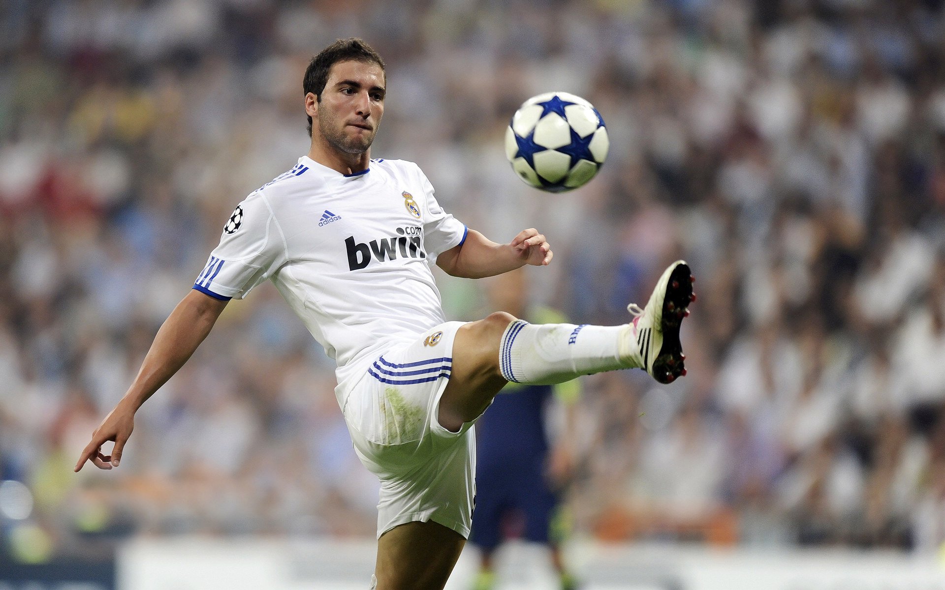 当F1胎墙遇上梅西舞步，终极竞技的共通哲学—以持续施压撕裂对手防线